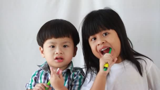 Boy and girl brush teeth — Stock Video