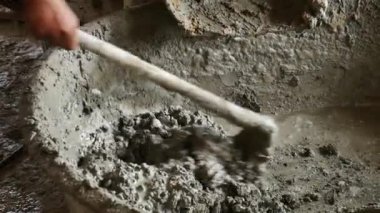 İnşaat hazırlanması için çimento karıştırma.