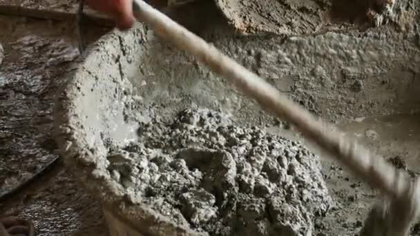 İnşaat hazırlanması için çimento karıştırma . — Stok video