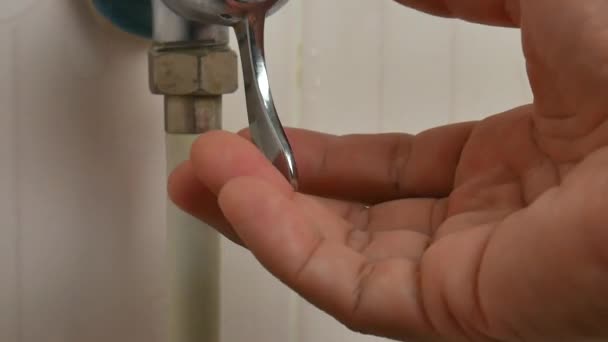 Hand opent een waterkraan in badkamer — Stockvideo