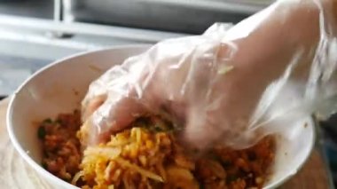 Yam Naem Khao Thot tarifi, baharatlı salata, Curried pirinç köfte, fermente domuz, Tayland gıda