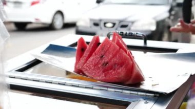 karpuz parçalar halinde kesip plastik torba