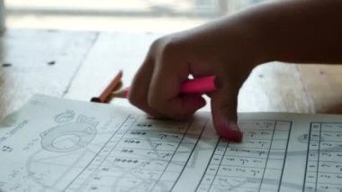 Grafik kağıdı kullanarak Matematik ödevini üzerinde çalışan çocuk