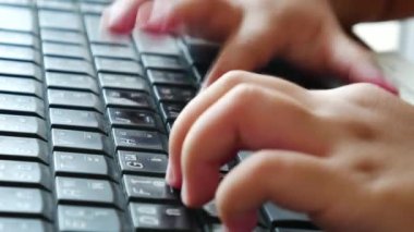 4k: tipik bir bilgisayar klavye üzerinde küçük kız