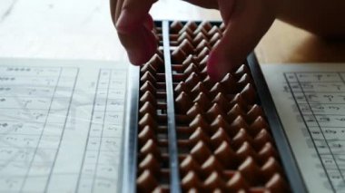 4k, çocuk kemik abacus üzerinde taşır