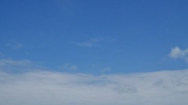 Büyük güzel cennet bulut güzel hareket ederken.