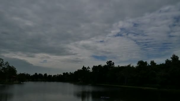 Avant de déplacer les nuages avant la pluie — Video