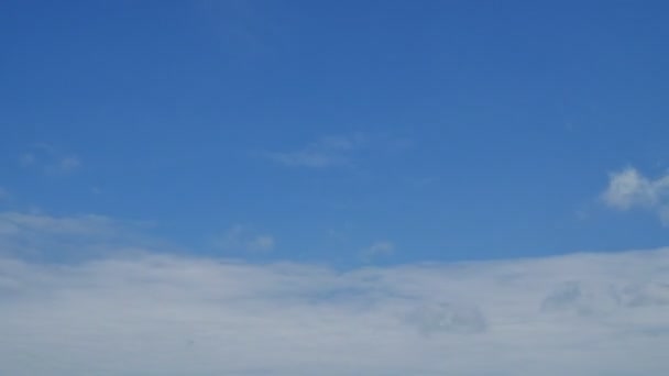 Beau paysage nuageux avec grand que le nuage se déplace magnifiquement . — Video