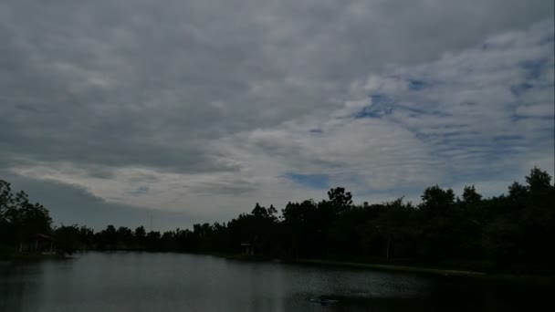 Avant de déplacer les nuages avant la pluie, 4K , — Video