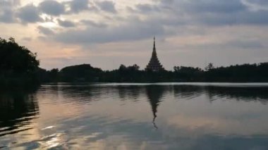 KhonKaen Timelapse ve nehir, Wat Nongwaeng Tapınağı'nda günbatımı,