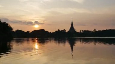 KhonKaen Timelapse ve nehir, Wat Nongwaeng Tapınağı'nda günbatımı,