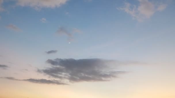 夜の直前に夕暮れの雲のタイムラプス。カラフルな cloudscape. — ストック動画