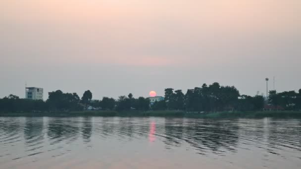 Timelapse du coucher du soleil, coucher du soleil sur le lac avec arbre — Video
