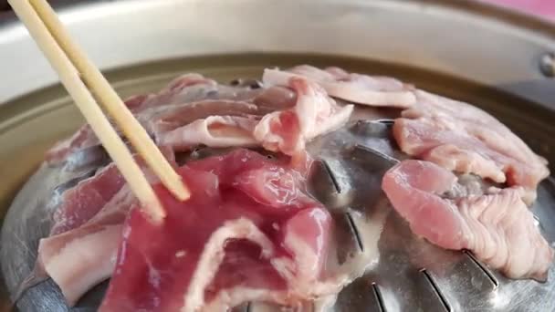 Primo piano di cotolette di maiale di carne bianca grigliate — Video Stock