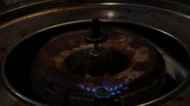 Combustion de gaz à partir d'une cuisinière à gaz de cuisine, 4k , — Video