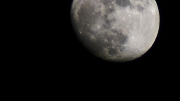 Luna piena luminosa mentre passa attraverso la cornice — Video Stock