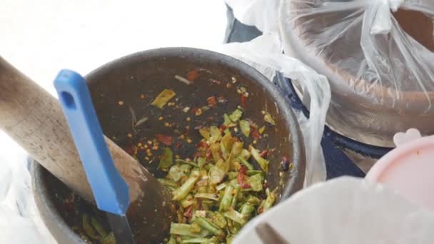 Matlagning papaya sallad thailändsk mat kryddstark, thailändska människor kallar detta — Stockvideo