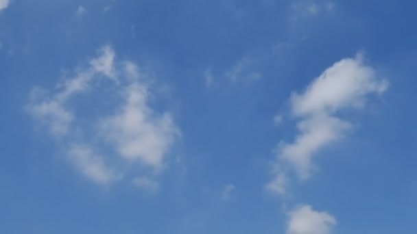 Zeitraffer bewegter Wolken und blauer Himmel. — Stockvideo