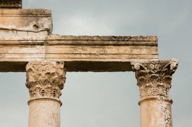 Apamea Suriye, savaştan önce ünlü sütunlu antik harabeler