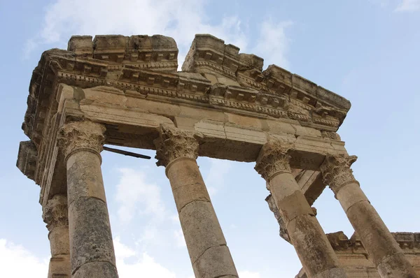 Apamea Sýrie, starobylé zříceniny se slavnou kolonádou před zničením ve válce — Stock fotografie