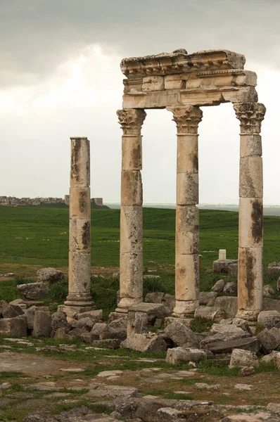 Apamea Síria, ruínas antigas com colunata famosa antes dos danos na guerra — Fotografia de Stock