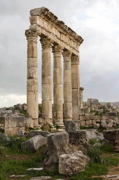 Apamea Syria, starożytne ruiny ze słynną kolumnadą przed zniszczeniem w czasie wojny — Zdjęcie stockowe