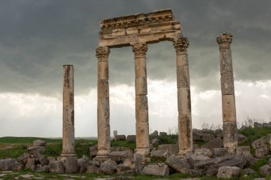 Apamea Suriye, savaştan önce ünlü sütunlu antik harabeler