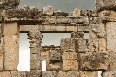 Apamea Suriye, savaştan önce ünlü sütunlu antik harabeler