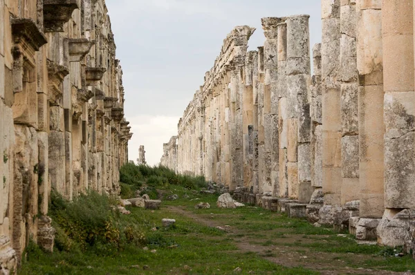 Apamea Sýrie, starobylé zříceniny se slavnou kolonádou před zničením ve válce — Stock fotografie