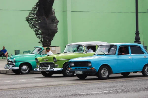 Cuba 10.12.2019 kleurrijke oude auto 's gebruikt als taxi of transport — Stockfoto