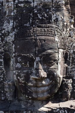 Bayon, Kamboçya 'da Angkor' da Jayavarman 'ın kocaman yüzlü bir tapınaktır. 