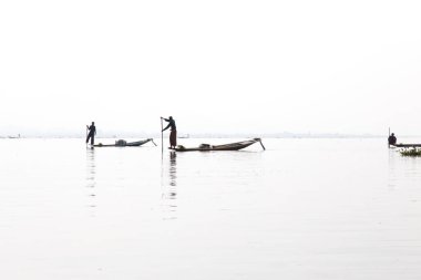 Inle Gölü, Myanmar 12.16.2015 geleneksel Intha balıkçısı tek bacaklı kürek çekiyor