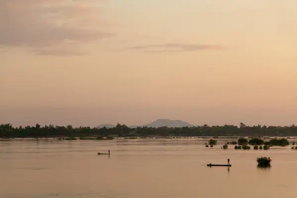 Muong Khong Laos 1.12.2012 Rivière Mékong à l'aube avec soleil doré et bateau de pêche — Photo