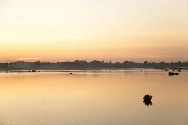 Muong Khong Laos 1.12.2012 Mekong im Morgengrauen mit goldener Sonne und Fischerboot — Stockfoto