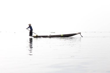 Inle Gölü, Myanmar 12.16.2015 geleneksel Intha balıkçısı tek bacaklı kürek çekiyor