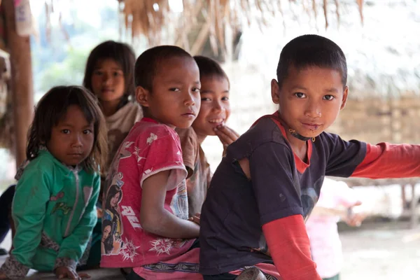 Luang Namtha Laos 12.24.2011 Kuzey Laos kabile bölgesinde çocuklar 