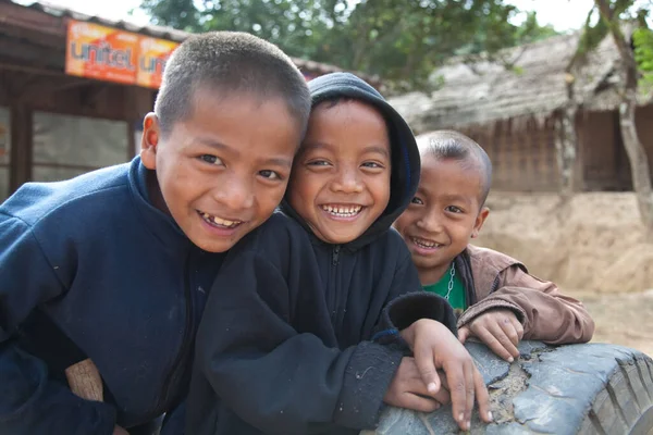 Luang Namtha Laos 12.24.2011 Kuzey Laos kabile bölgesinde çocuklar 
