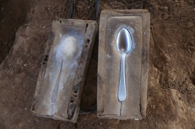 Vietnam savaşından kalma bombalarla kaşık yapan Napia Laos köyünü yasaklayın.