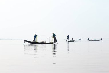 Inle Gölü, Myanmar 12.16.2015 geleneksel Intha balıkçısı tek bacaklı kürek çekiyor