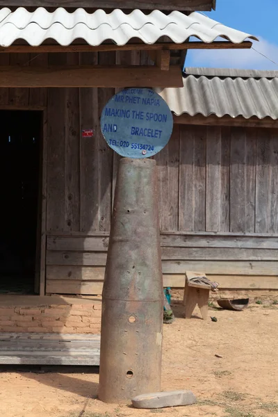 Бан Напія Лаос село, яке виготовляє ложки з бомб, що залишилися після війни у В'єтнамі. — стокове фото