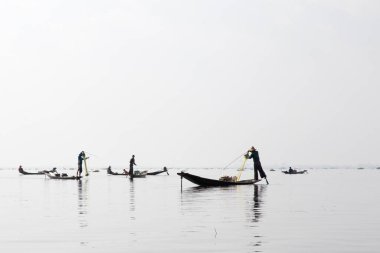 Inle Gölü, Myanmar 12.16.2015 geleneksel Intha balıkçısı tek bacaklı kürek çekiyor