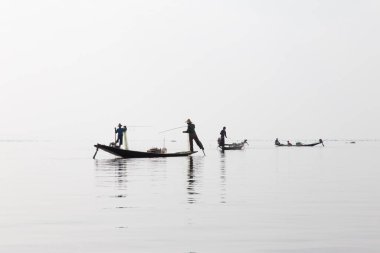 Inle Gölü, Myanmar 12.16.2015 geleneksel Intha balıkçısı tek bacaklı kürek çekiyor