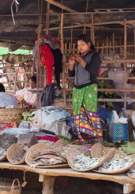 Inle Gölü Myanmar 12.16.2015 Yüzen köy geleneksel pazarı