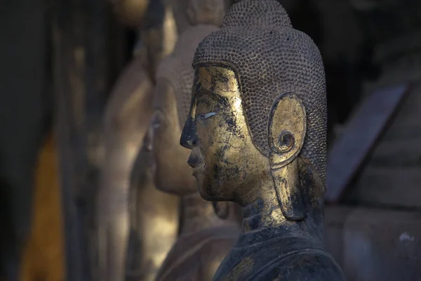 Luang Prabang Laos 'taki tapınaklarda Buda heykelleri ve altın tapınaklar var.