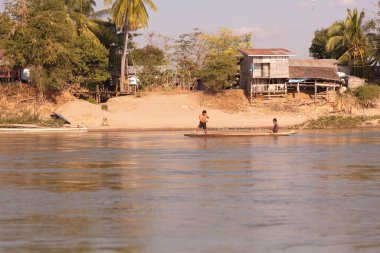Sudan gelen Mekong Nehri Laos nehir kıyısında hareketlilik ve tekne gösteriyor.