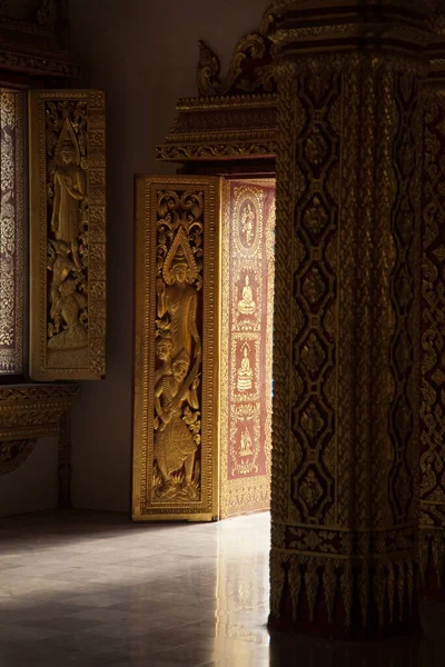 Luang Prabang Laos 'taki tapınaklarda Buda heykelleri ve altın tapınaklar var.