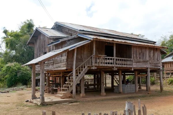 Ban Napia Laos casas en la aldea hace cucharas de bombas después de la guerra de Vietnam —  Fotos de Stock