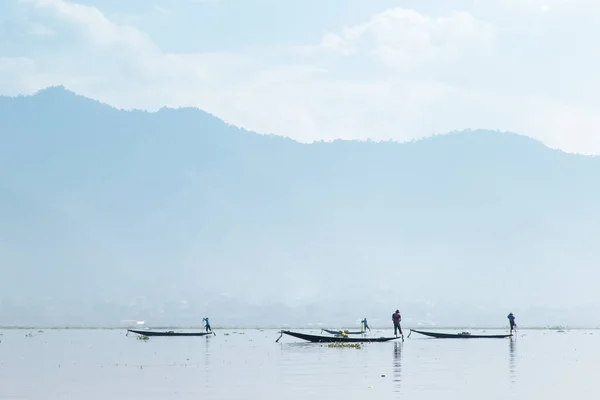 Lac Inle, Myanmar 12.16.2015 pêcheur traditionnel Intha ramant avec une jambe — Photo