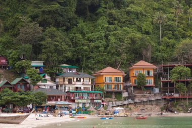 Phi Phi Tayland 12.6.2015 Turist ve tekneli sahil kenarı binaları