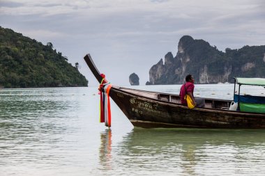 Phi Phi Tayland 12.6.2015 körfezde arka planda tepeler olan balıkçı tekneleri